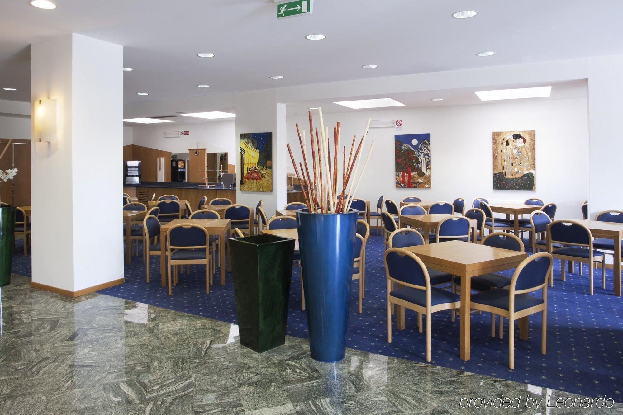 פוליניו City Hotel & Suites מסעדה תמונה