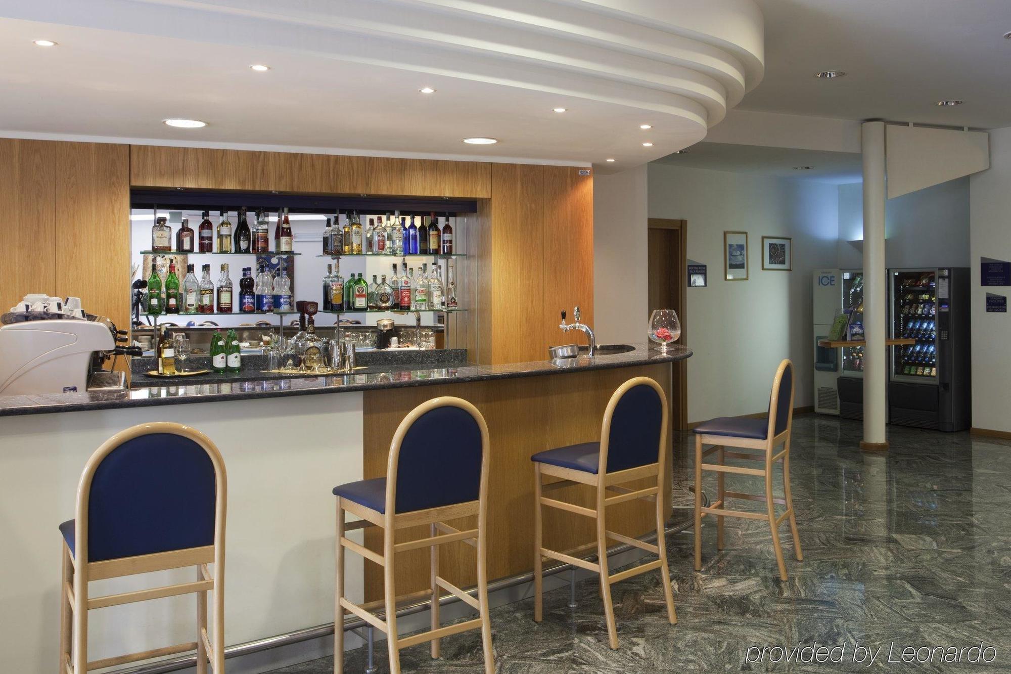 פוליניו City Hotel & Suites מסעדה תמונה