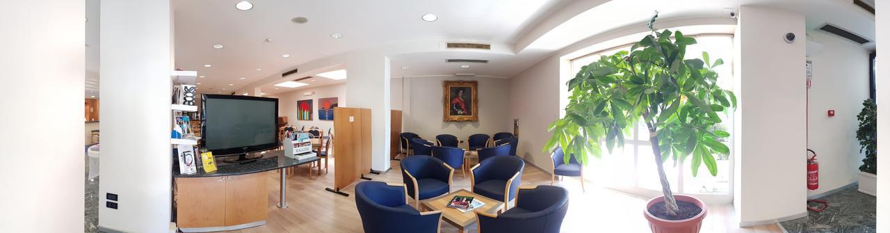 פוליניו City Hotel & Suites מראה חיצוני תמונה
